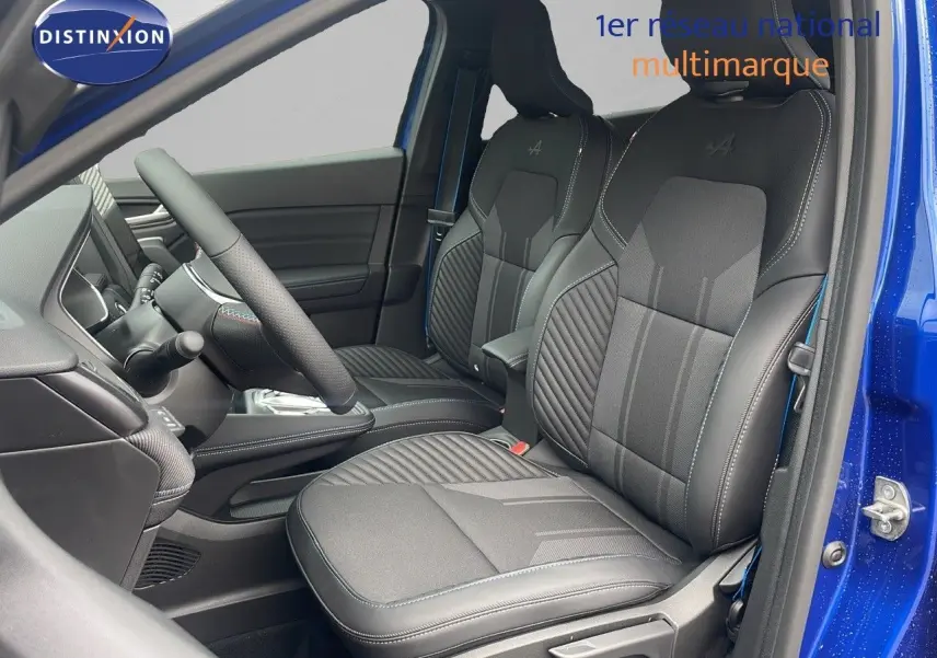 Vue intérieure côté conducteur du Renault Captur E-Tech hybride 2025, sièges noirs avec surpiqûres bleues et logo Alpine brodé.