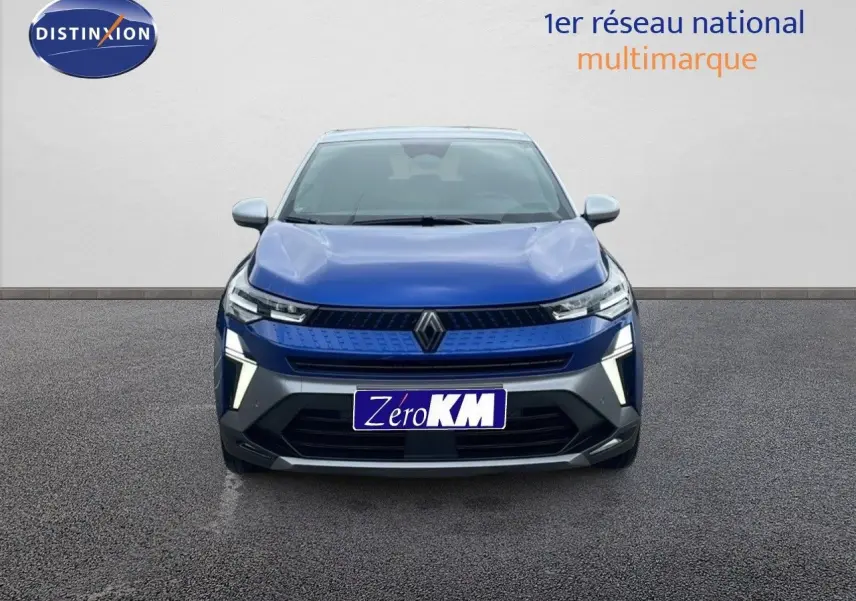 Vue frontale d'un Renault Captur E-Tech hybride bleu Iron Metal avec toit gris, éclairage LED distinctif allumé.