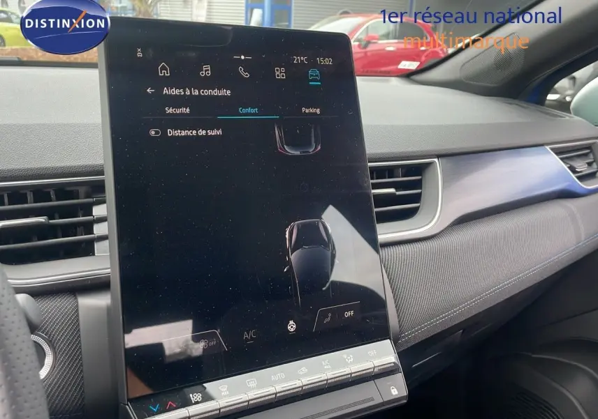 Écran tactile central affichant les aides à la conduite dans l’habitacle moderne du Renault Captur bleu Iron Metal.