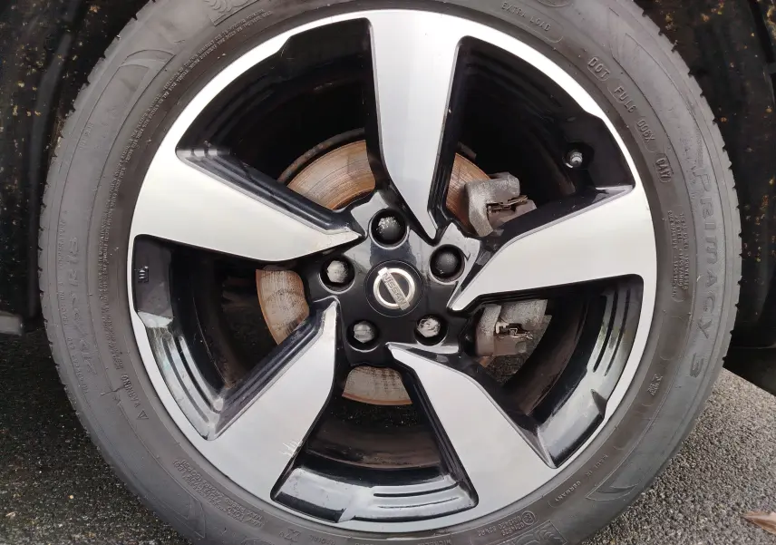 Vue rapprochée du tableau de bord côté gauche du Nissan Qashqai 2017, boutons de contrôle et réglage des phares visibles.