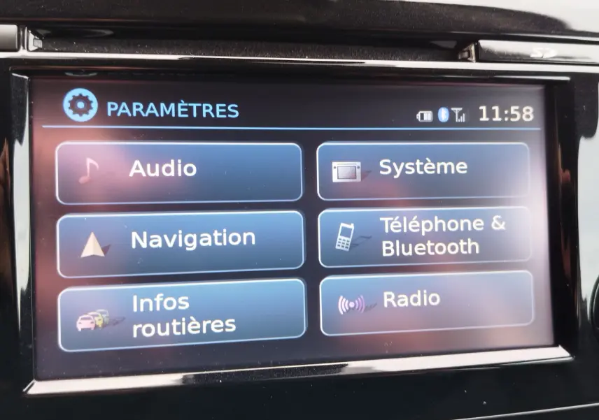 Gros plan sur le volant noir du Nissan Qashqai 2017, mettant en valeur les commandes de régulateur de vitesse.