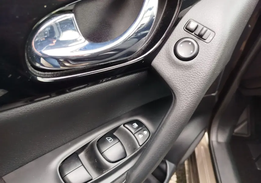 Écran central du système multimédia Nissan Qashqai 2017 affichant la liste des stations FM avec commandes autour.