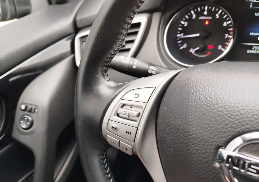 Gros plan sur le levier de vitesses manuel du Nissan Qashqai 2017, entouré de cuir noir avec coutures blanches.