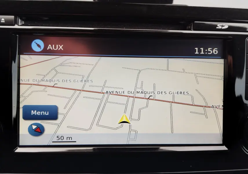 Vue arrière dans le rétroviseur intérieur d’un Nissan Qashqai bronze Ultime, avec plusieurs véhicules en stationnement visible.