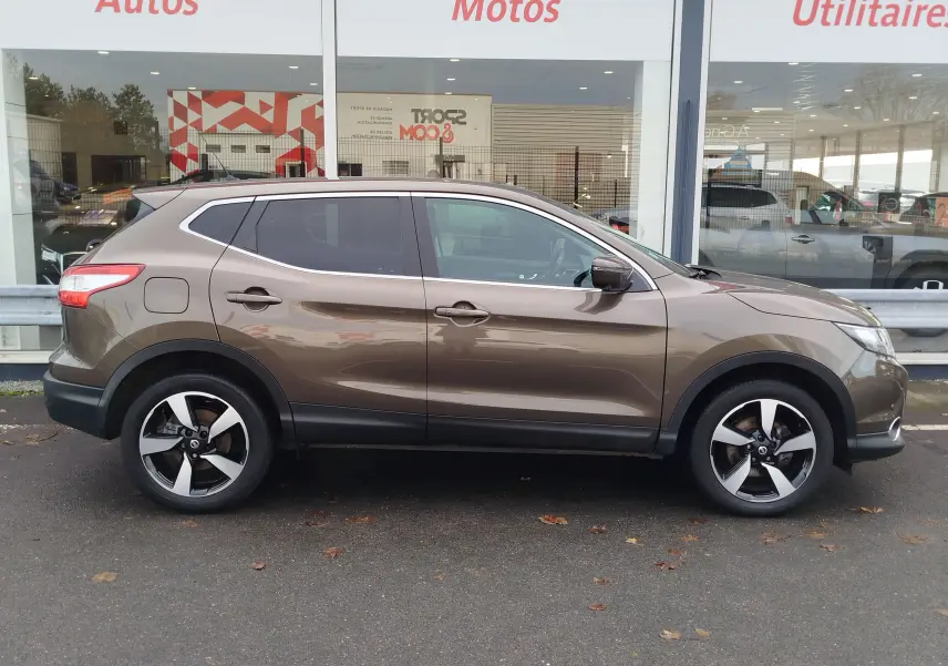 Gros plan sur la jante alliage bicolore noir et argent d’un Nissan Qashqai 2017, avec logo central visible.