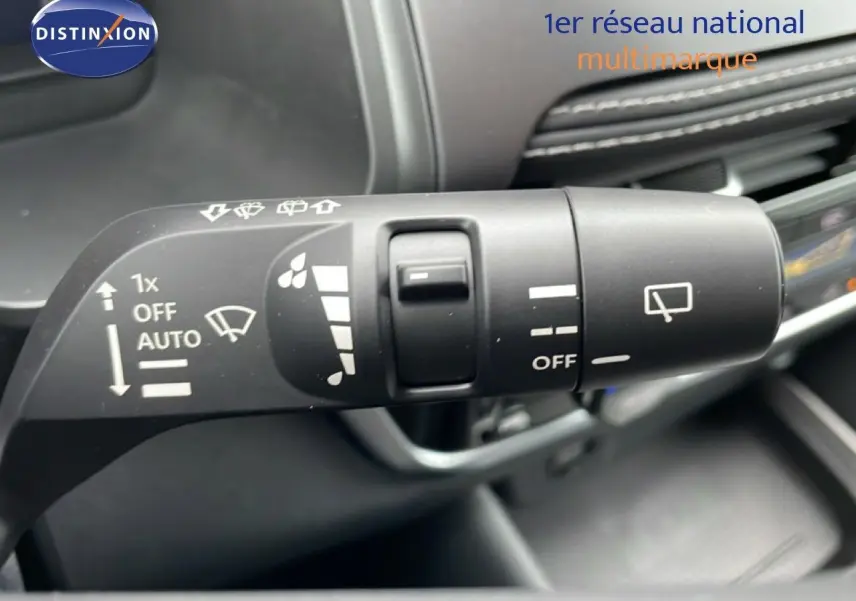 Gros plan sur la commande d’essuie-glace du Nissan Qashqai 2025, intérieur noir, détails des réglages visibles.