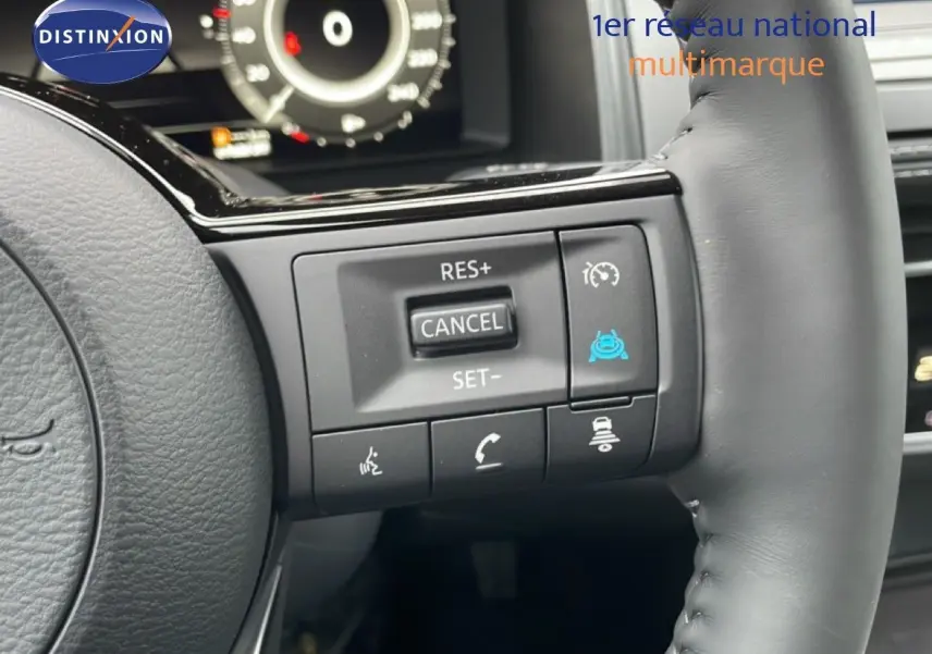 Gros plan sur les commandes de régulateur de vitesse au volant cuir noir du Nissan Qashqai 2025 noir perle métal.