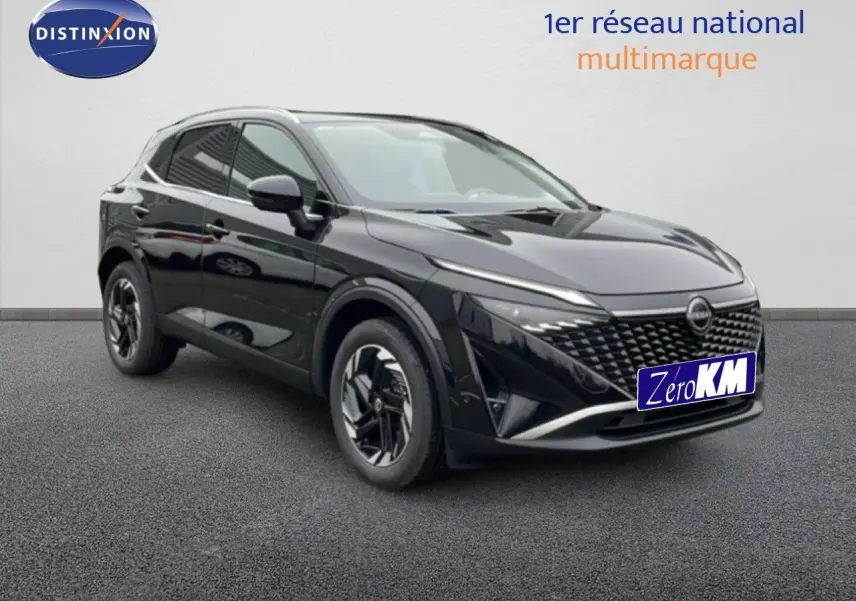 Nissan Qashqai 2025 noir perle métal en 3/4 avant droit, avec calandre distinctive et jantes bi-ton.
