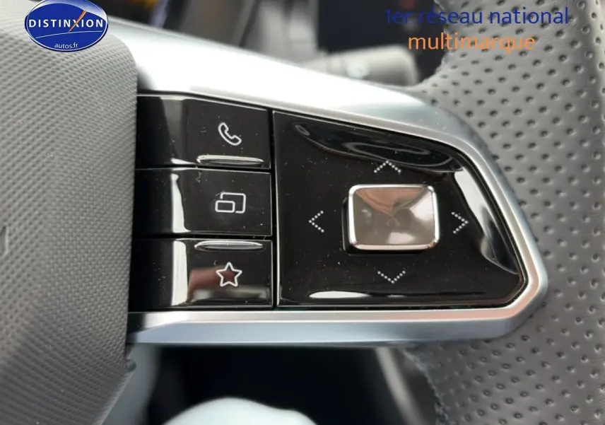Gros plan sur les commandes noires et argentées au volant perforé du MG ZS Hybrid gris 2026.