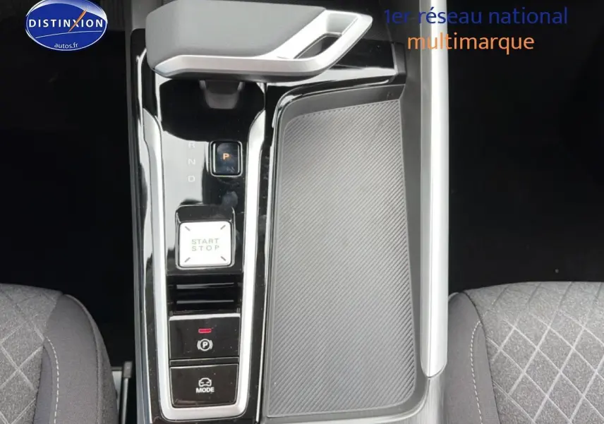 Vue rapprochée de la console centrale du MG ZS Hybrid gris 2026 avec levier de vitesse automatique et bouton start/stop.