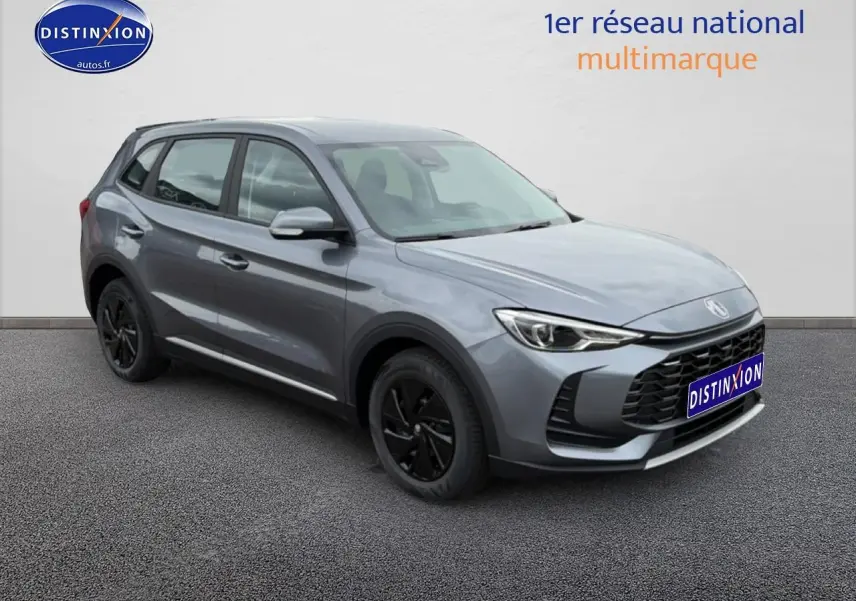 Vue 3/4 avant droit du SUV hybride MG ZS gris avec jantes noires et calandre imposante.