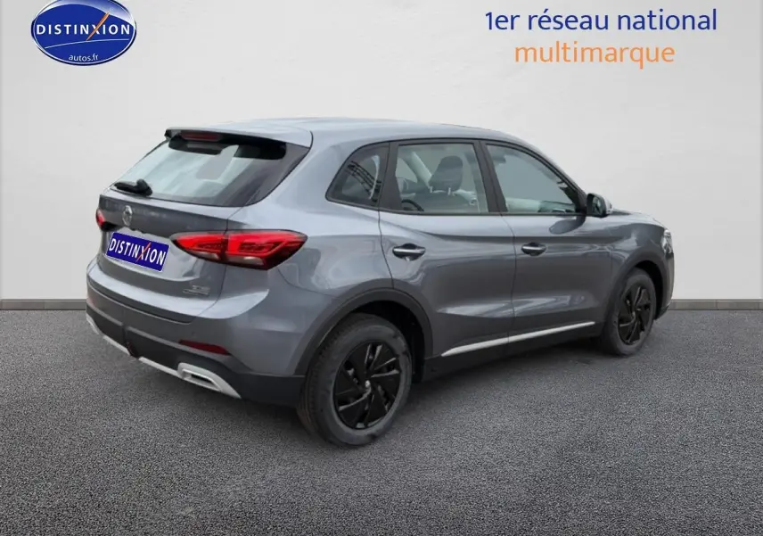 Vue 3/4 arrière droite d'un MG ZS Hybrid gris avec jantes noires et feux arrière LED.
