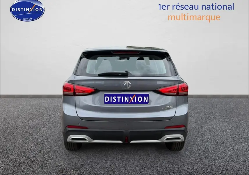 Vue arrière du MG ZS Hybrid 197 gris avec feux LED et double sortie d’échappement intégrée au pare-chocs.