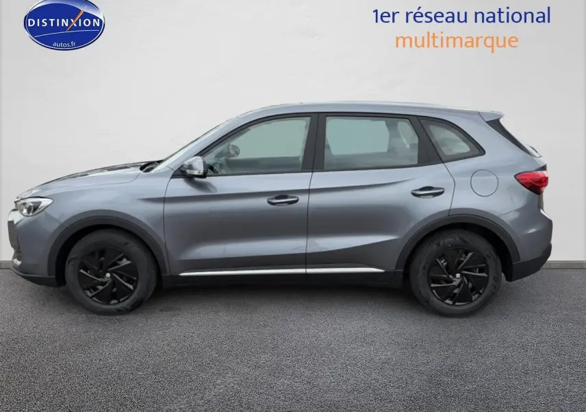 Vue latérale droite du SUV gris MG ZS Hybrid 197 avec jantes noires et poignées de porte assorties.