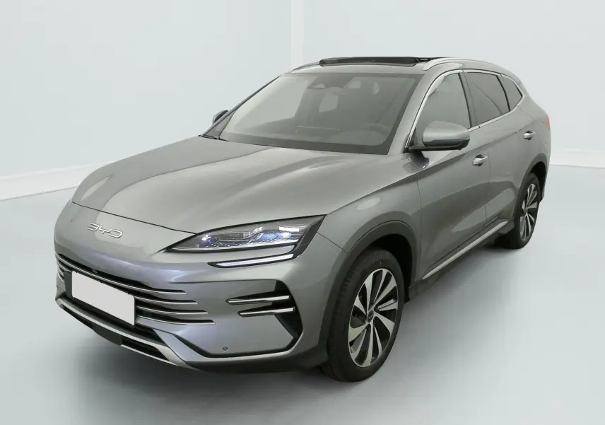 Vue 3/4 avant d’un SUV BYD SEAL U gris métallisé avec phares LED et jantes alliage bicolores.