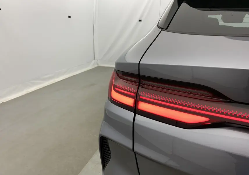 Gros plan sur le feu arrière droit allumé d’un BYD SEAL U TIME GREY METAL, vue arrière en intérieur.