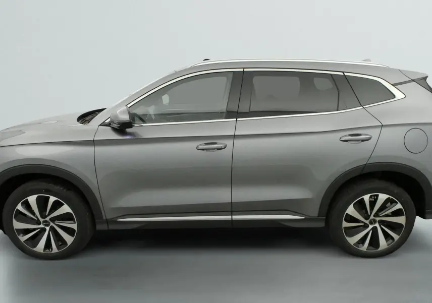 Vue de profil côté gauche d’un SUV BYD SEAL U gris métallisé avec jantes alliage bicolores et lignes épurées.