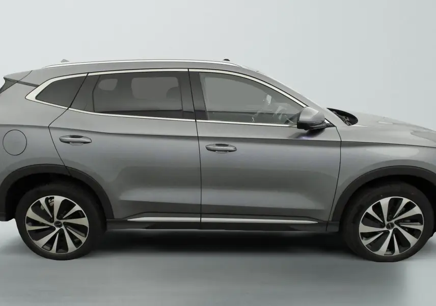 Vue de profil côté gauche du SUV BYD SEAL U hybride rechargeable en gris métallisé avec jantes bicolores.