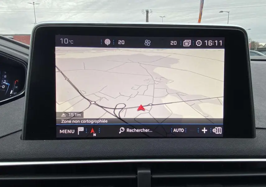 Écran tactile du système de navigation du Peugeot 3008 2017, affichant une carte en mode jour.