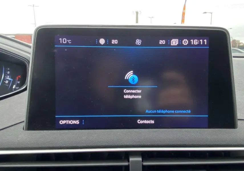 Écran tactile central du Peugeot 3008 2017 affichant la connexion Bluetooth, entouré de la planche de bord noire.
