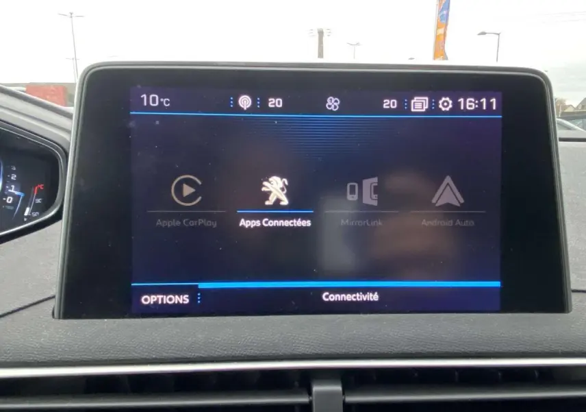 Écran tactile central du Peugeot 3008 2017 affichant les options de connectivité avec interface sombre.