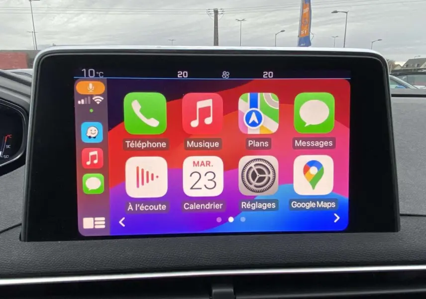 Écran tactile central du Peugeot 3008 2017 montrant l'interface Apple CarPlay avec plusieurs applications colorées.