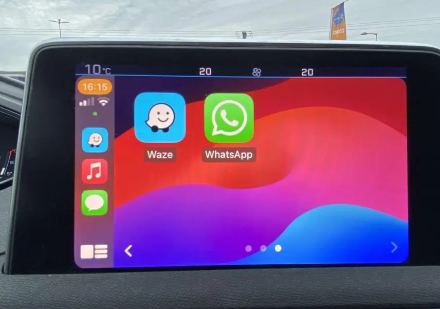 Écran tactile 8 pouces du Peugeot 3008 2017 montrant les applications Waze et WhatsApp en interface colorée.