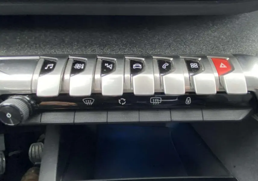 Boutons de commande argentés et rouges sur la console centrale du Peugeot 3008 marron foncé, version 2017.