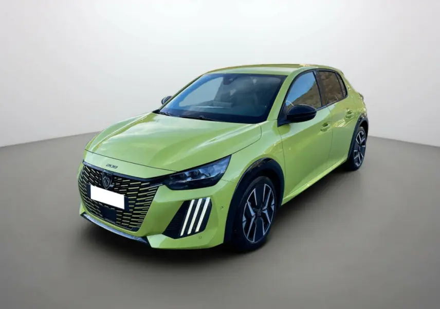 Peugeot 208 Hybrid 136 GT Plus jaune agueda vue 3/4 avant avec calandre noire et feux LED verticaux distinctifs.