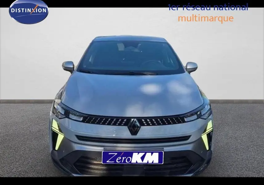 Vue avant du Renault Captur E-Tech hybride gris Rafale métal avec feux diurnes LED allumés sur fond neutre.