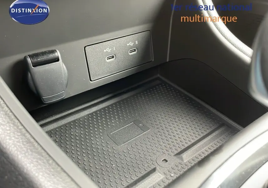 Gros plan sur la console centrale du Renault Captur 2025, montrant deux ports USB-C et un espace de rangement noir.