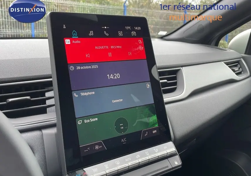 Vue intérieure centrée sur l'écran tactile vertical du tableau de bord du Renault Captur 2025, finition technologie.