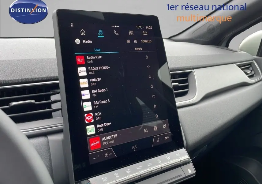 Vue intérieure du tableau de bord du Renault Captur 2025, écran tactile central affichant les stations radio.