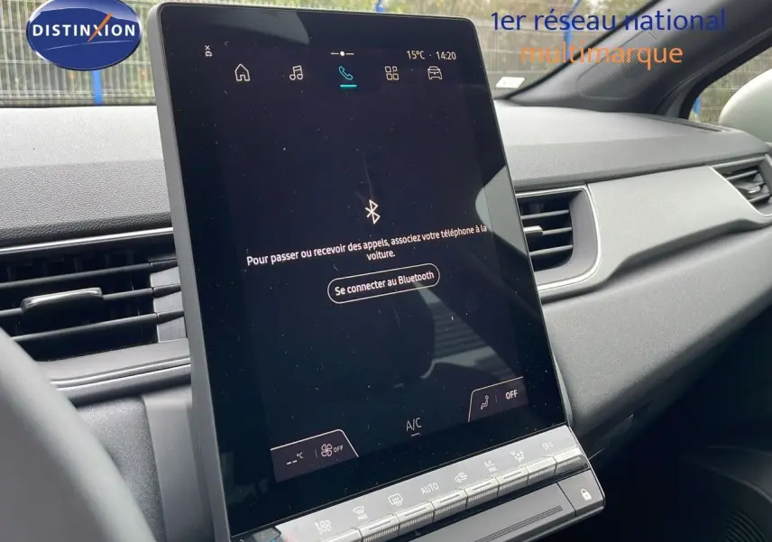 Vue intérieure du tableau de bord du Renault Captur 2025, écran tactile central vertical avec interface Bluetooth affichée.
