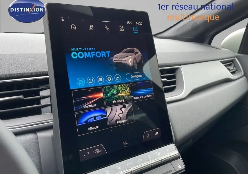 Écran tactile central en plan rapproché dans l'habitacle du Renault Captur gris Rafale Métal, affichant le mode confort.