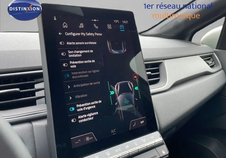Vue intérieure du tableau de bord du Renault Captur 2025, avec écran tactile central affichant les réglages d'aide à la conduite.