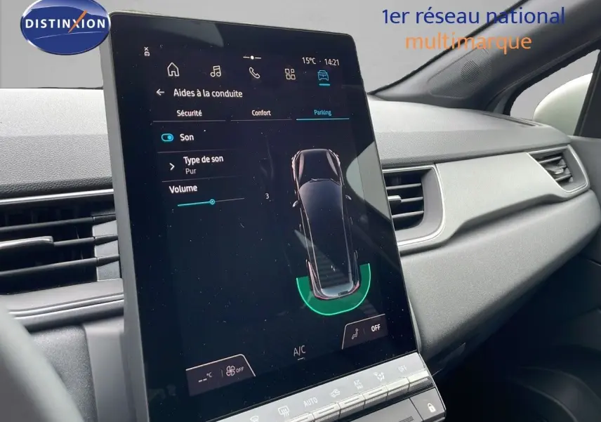 Vue intérieure du tableau de bord du Renault Captur 2025, avec écran tactile central affichant les aides à la conduite.