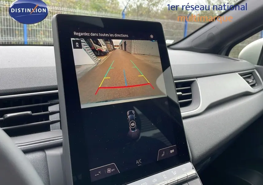 Vue intérieure du tableau de bord du Renault Captur 2025, écran central affichant la caméra de recul.