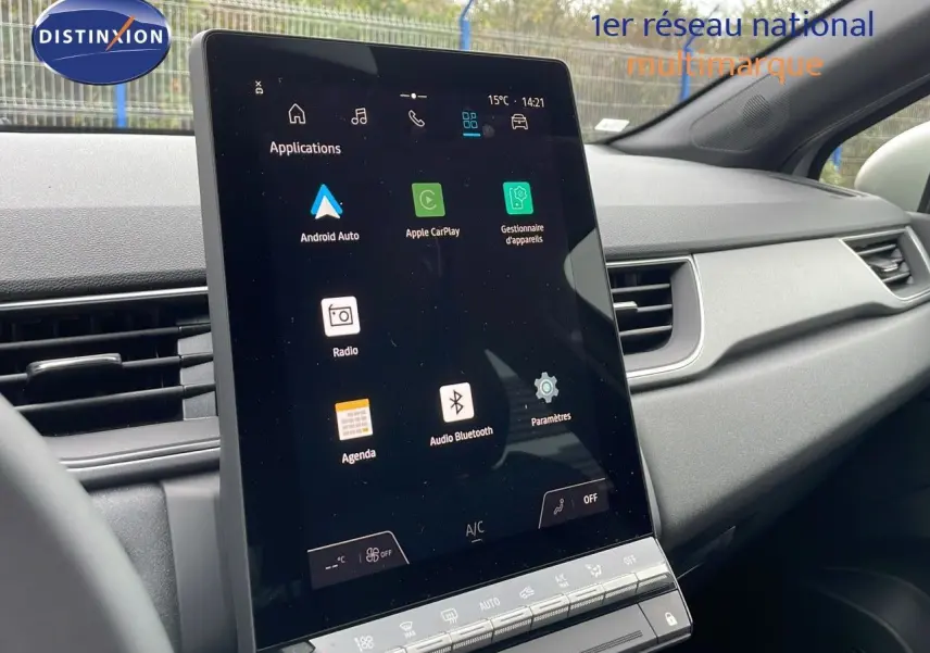 Vue intérieure centrée sur l'écran tactile vertical du tableau de bord du Renault Captur 2025 gris rafale.
