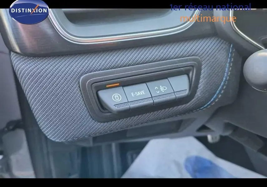 Détail des commandes situées sous le tableau de bord côté conducteur du Renault Captur gris Rafale 2025.