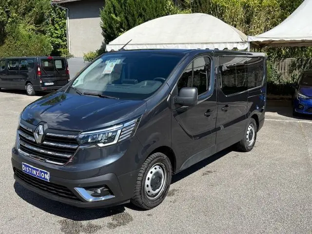Renault Trafic Cabine Approfondie gris comète, vue 3/4 avant droit, portes latérales vitrées et jantes acier.