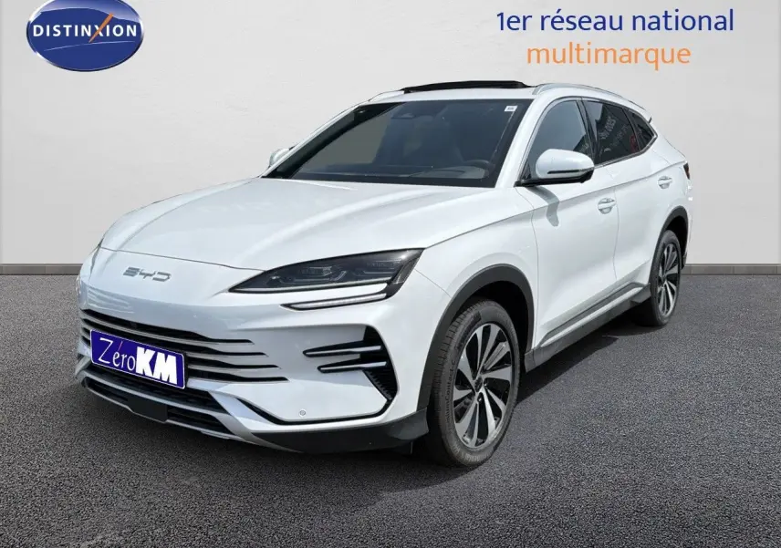 Vue 3/4 avant du BYD SEAL U blanc métal, mettant en valeur ses lignes modernes et ses optiques fines LED.
