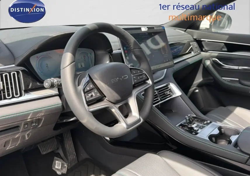 Vue intérieure côté conducteur du BYD SEAL U 2026, volant cuir noir, écran tactile central et finitions modernes.