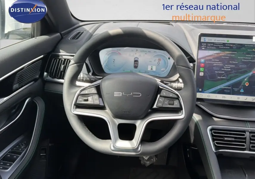 Vue intérieure centrée sur le volant BYD d’un Seal U 2026, avec tableau de bord numérique et écran tactile moderne.