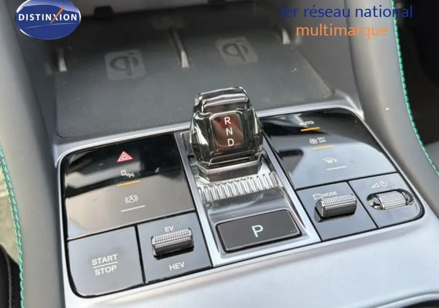 Gros plan sur la console centrale du BYD SEAL U blanc métal, avec levier de vitesses automatique et commandes tactiles.