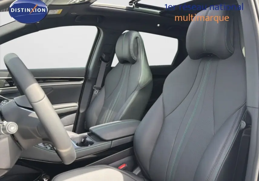 Vue intérieure côté conducteur du BYD SEAL U 2026 avec sièges cuir noirs et toit ouvrant panoramique.