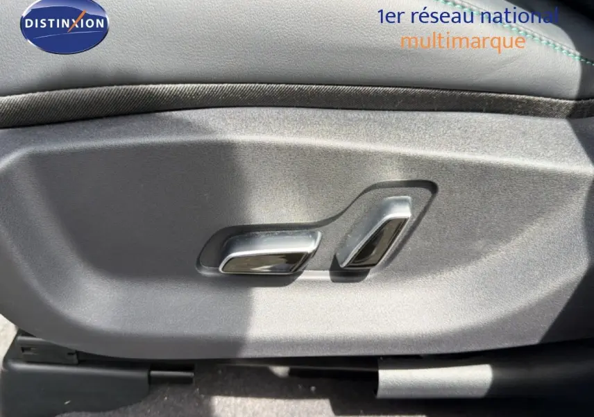 Détail des commandes de réglage électrique du siège conducteur sur BYD SEAL U blanc métal 2026.