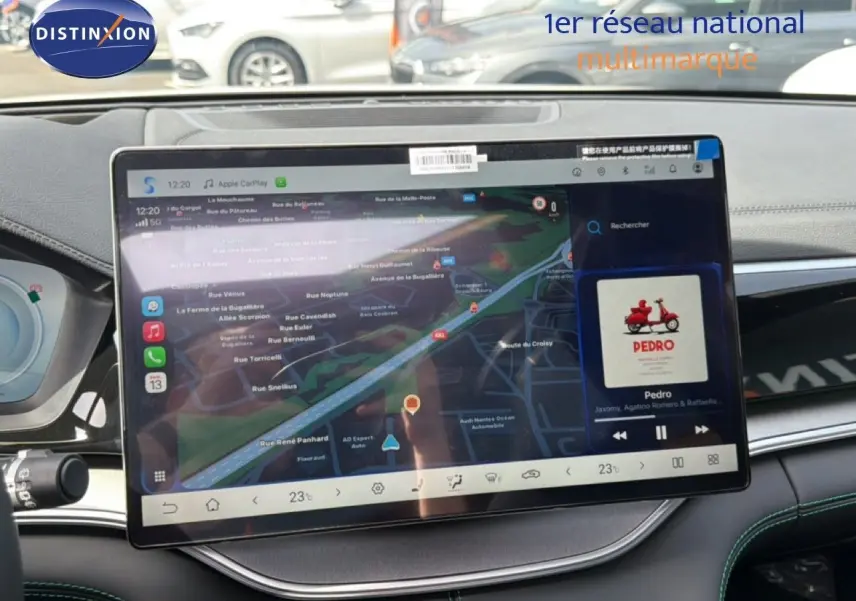 Vue intérieure centrée sur l'écran tactile du tableau de bord du BYD SEAL U blanc métal, affichant une navigation GPS.