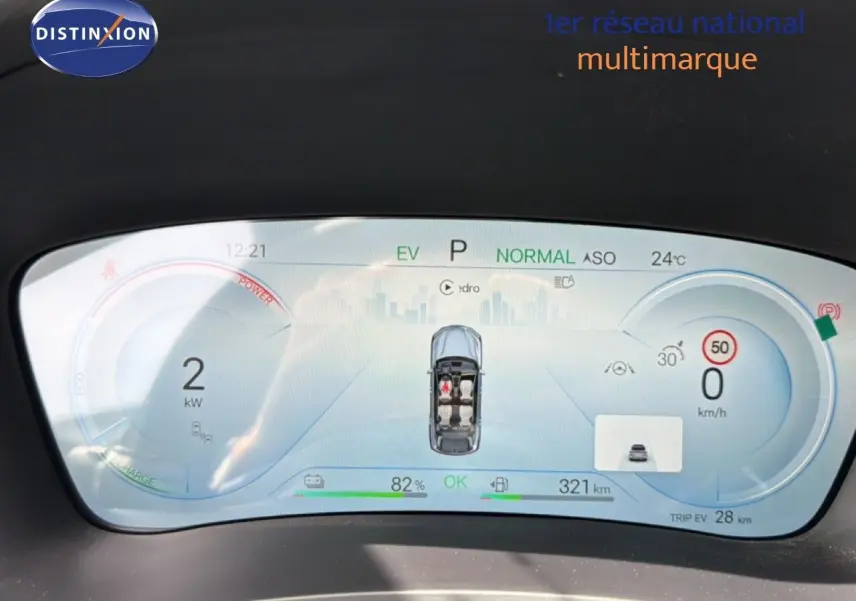 Tableau de bord numérique du BYD SEAL U 2026 affichant l’autonomie, la vitesse à 0 km/h et l’état de charge à 82%.