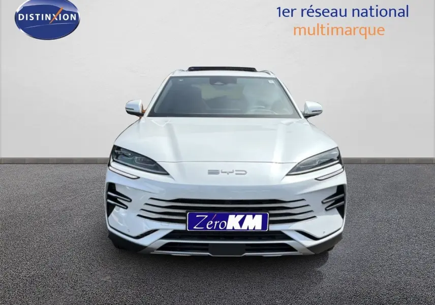 Vue avant d'un SUV BYD SEAL U blanc métal avec calandre horizontale et phares LED fins, sur fond neutre.
